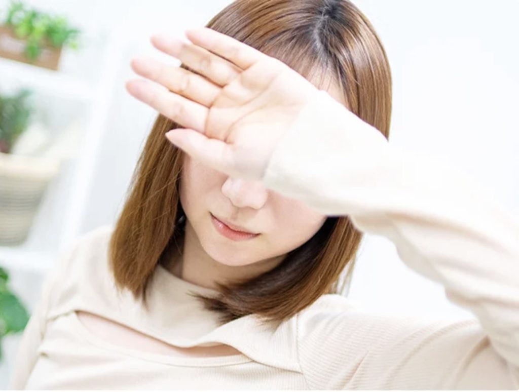 	DXLIVEのCHIHAYA0317ちゃんが美脚を組んで微笑む清楚系人妻の待機画面イメージ