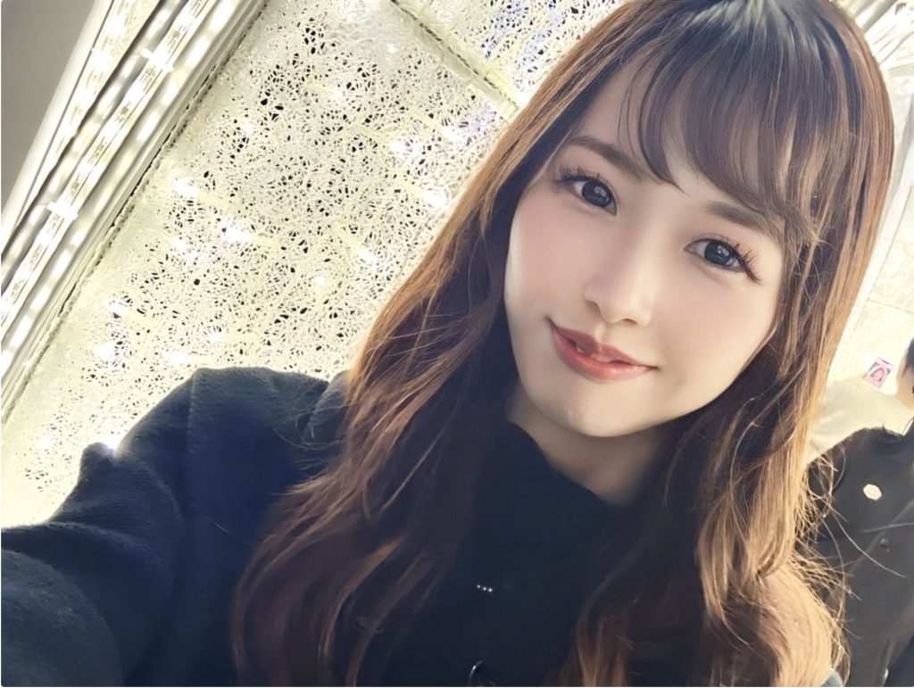 dxliveのgqMOMOgqちゃんを特集する会社員OLももレビュー記事用サムネイル画像