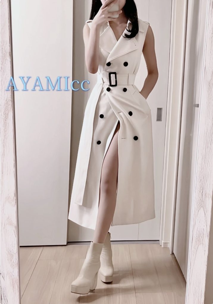 「DXLIVEのパフォーマーAYAMIccちゃんがスレンダーなモデル体型で微笑んでいるチャット待機シーン