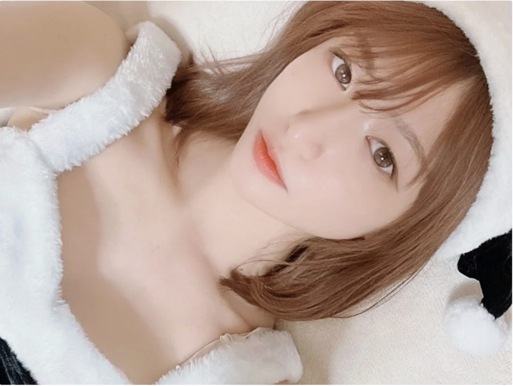 DXLIVEの人気カフェ店員系パフォーマーKANAyyxちゃんを変態スレンダー天使として廃人養成レビューする日本語ブログ用アイキャッチ画像