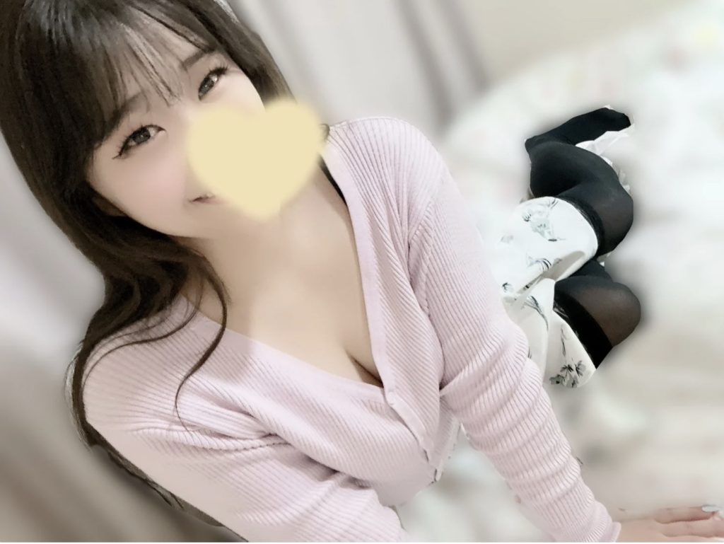 DXLIVEのMOMOviちゃんが桃尻を強調してこちらを誘惑しているセクシーショット