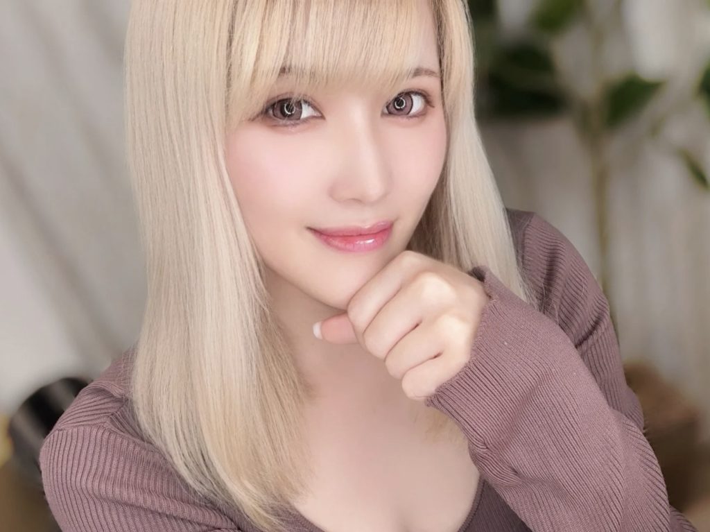 	DXLIVEの超新人パフォーマーMINAMIxooちゃんプロフィールを紹介するポメラニアン系色白女子大生レビュー用画像