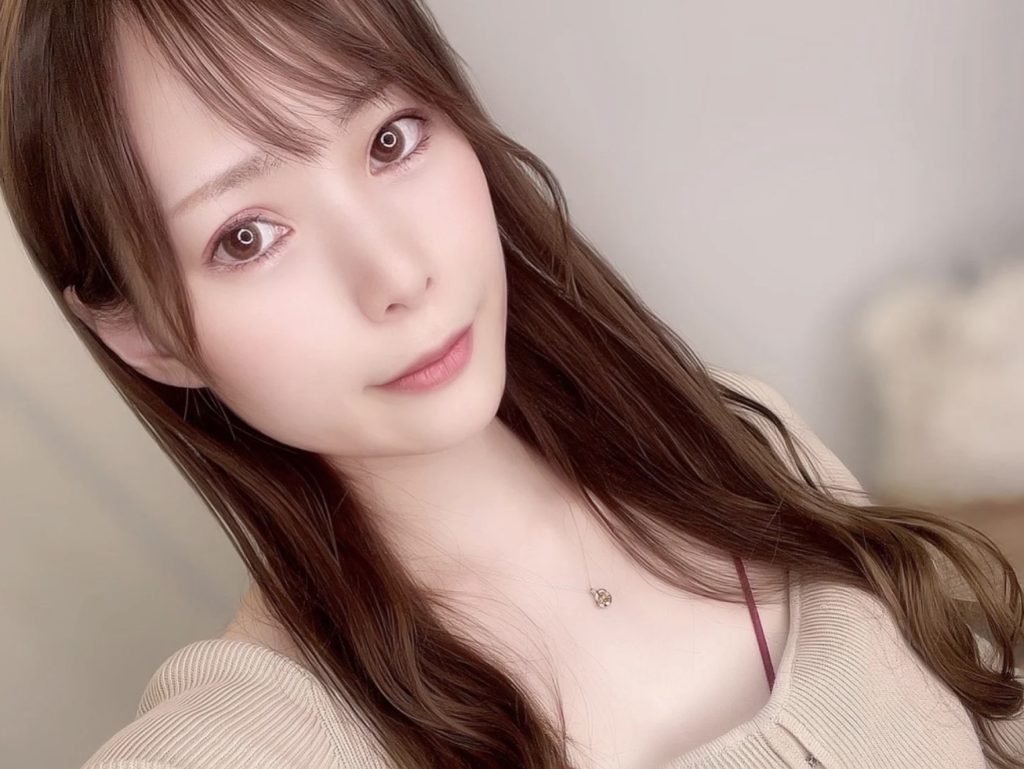 DXLIVEの超新人パフォーマーxMOMOoOちゃんをまったりいちゃいちゃ系パイパンOLとしてオラオラ紹介する日本語レビュー記事用アイキャッチ画像