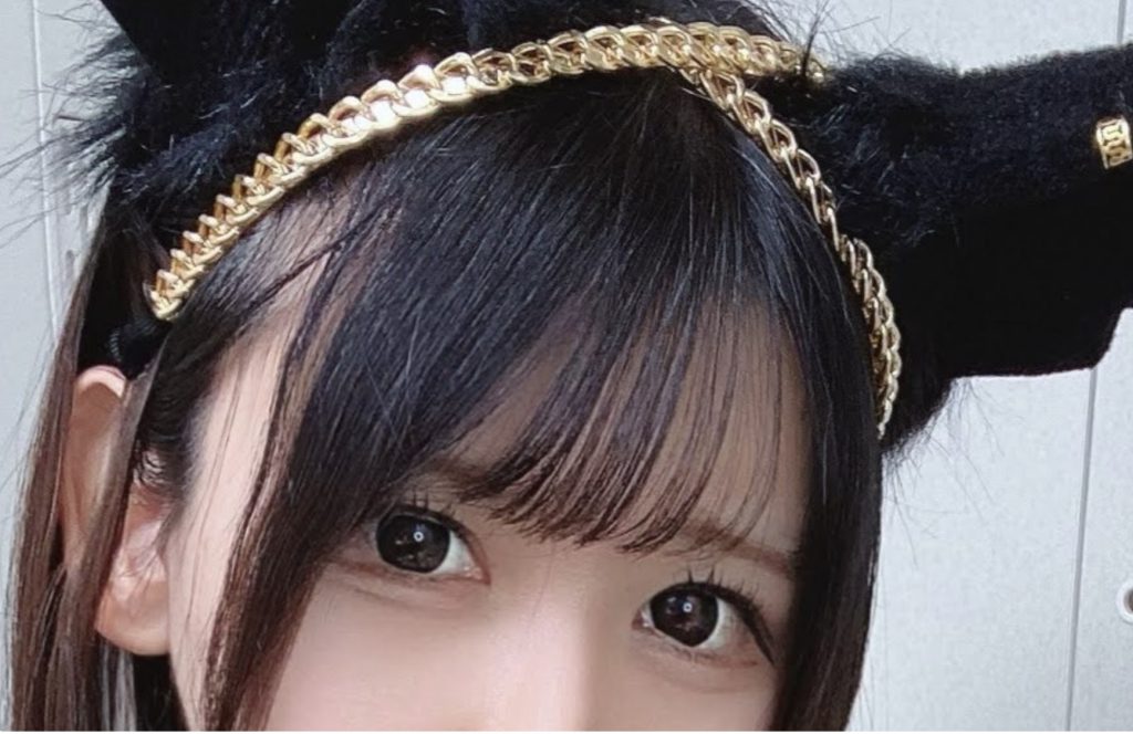 DXLIVEの人気パフォーマー、末永りよちゃんのプロフィール画面。清楚な黒髪、23歳の会社員らしい落ち着いた雰囲気のサムネイル。しかし、自己紹介欄には「サンドバッグ志願」というドMな一言が。推薦文には「ラブンス攻めでの放尿耐久」「抜いた瞬間に溢れる汁」といった、見た目からは想像できない過激なプレイ内容がリスナーによって熱く語られている。Lush 3のアイコンが輝き、いつでも「おもちゃ」になる準備が整っている背徳感満載の構成。